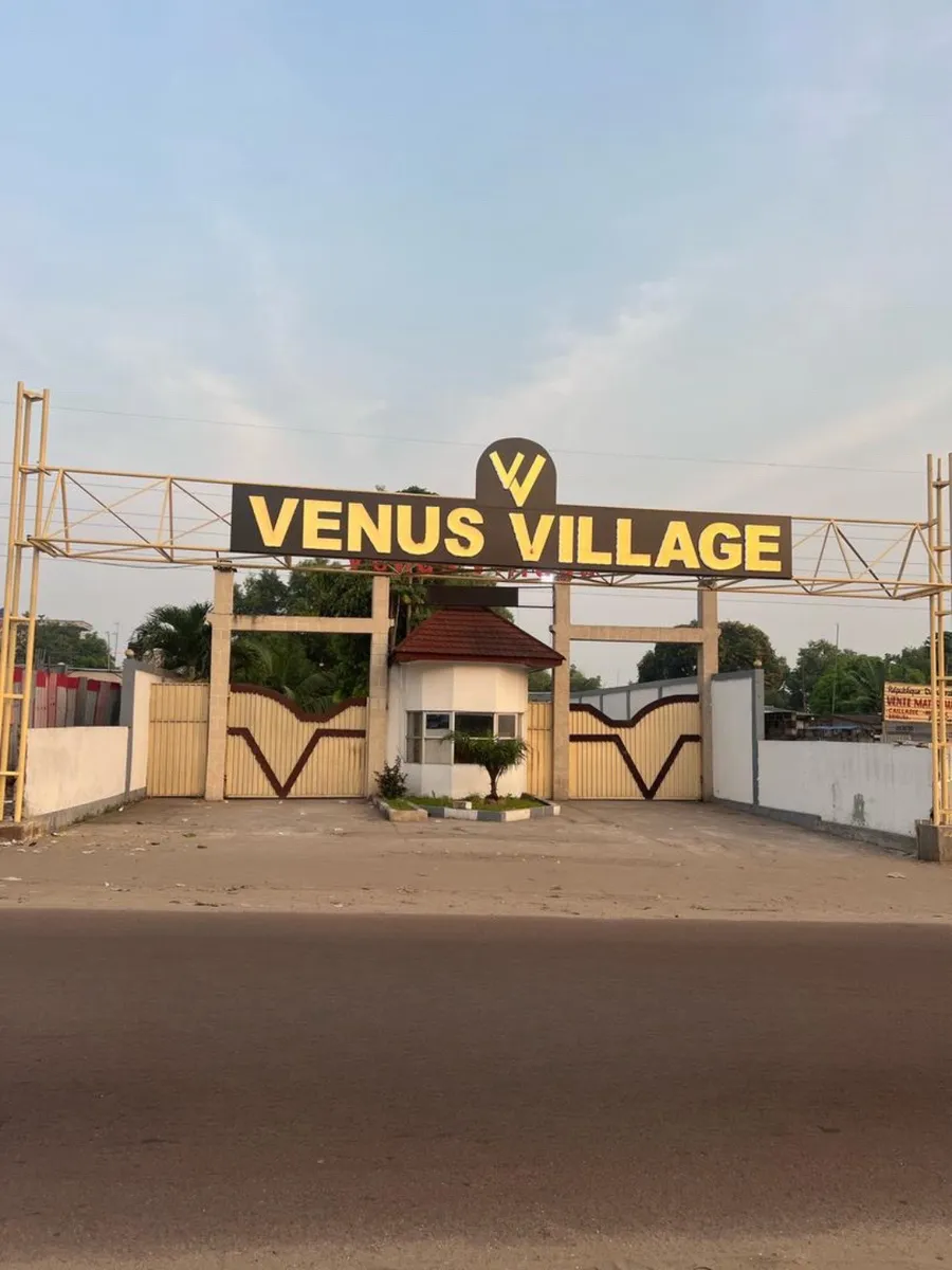 L'entrée · Venus Village