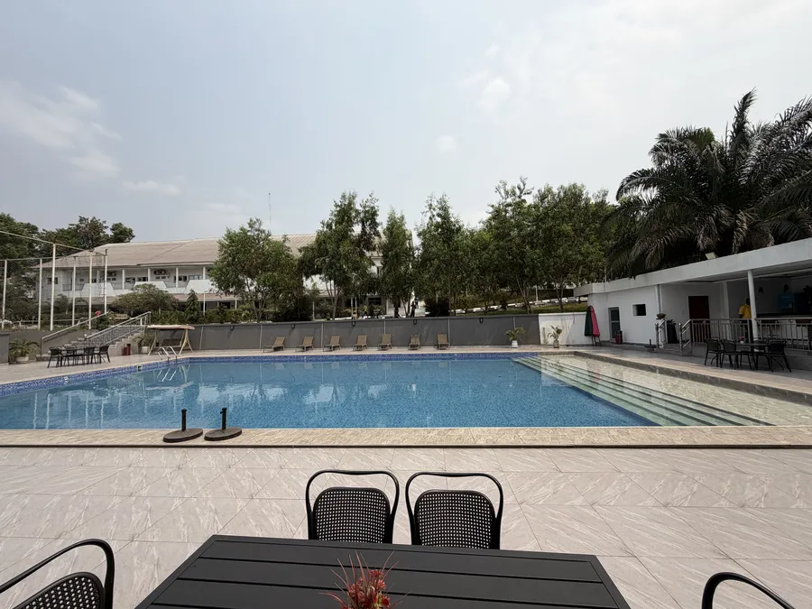 Au bord de la piscine · Venus Village